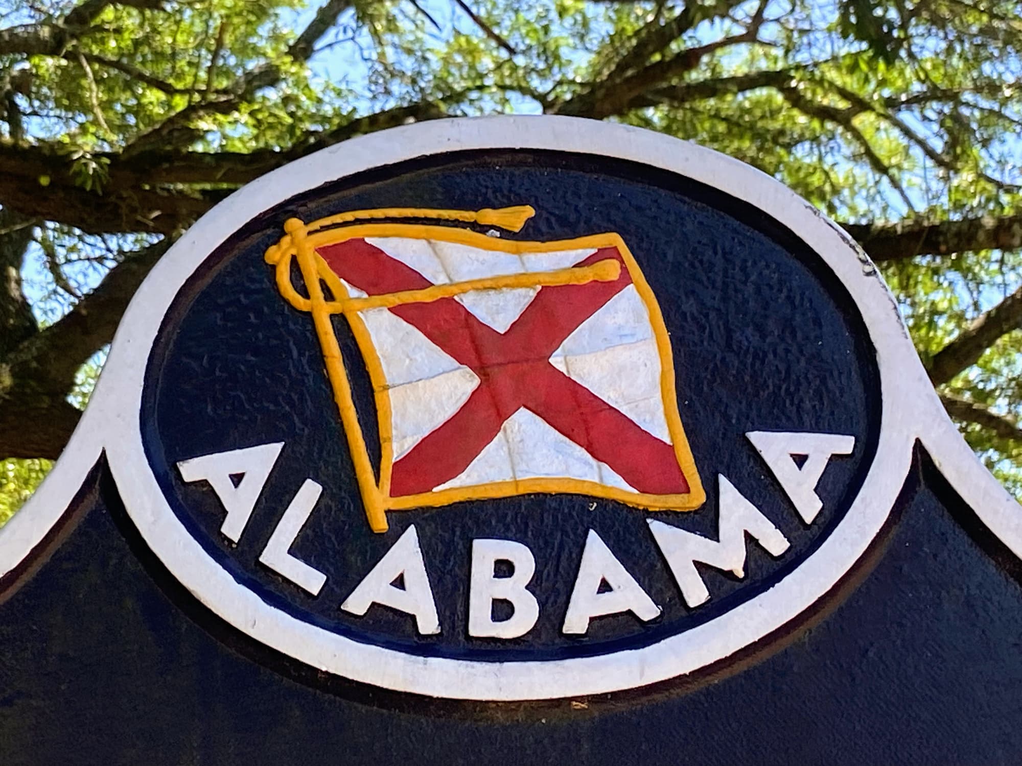 Alabama state sign featuring the Alabama flag, representing personal loans in AL and local lending options
