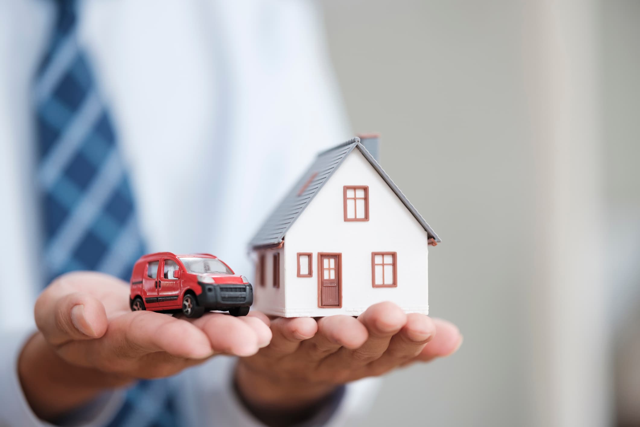 State Farm insurance review featuring bundled home and auto insurance coverage represented by a house and vehicle
