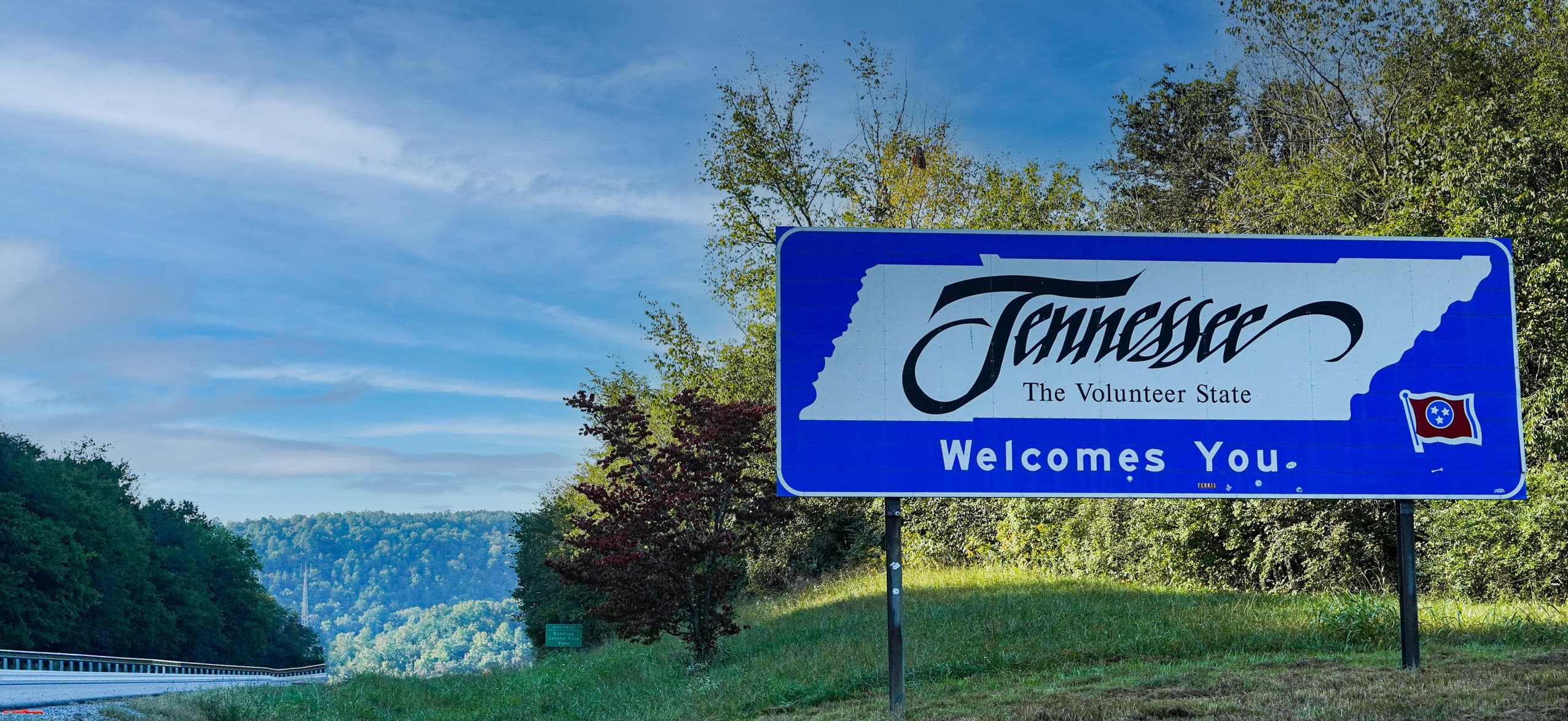 Personal loans in Tennessee comparison guide featuring a Tennessee welcome sign at the state border