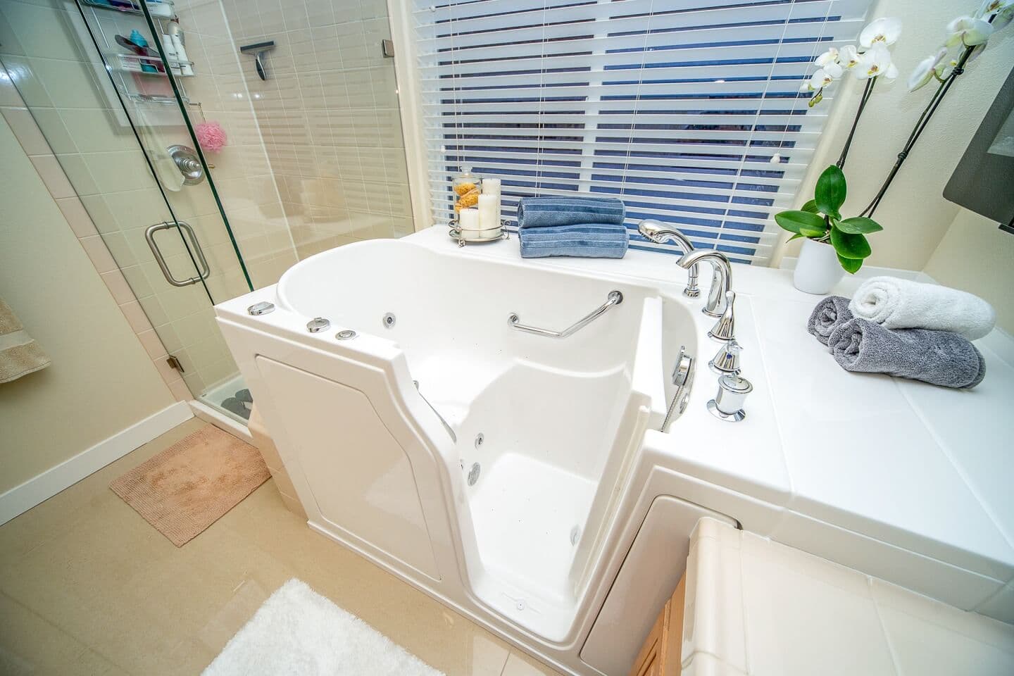 image of Independent walk in tub
