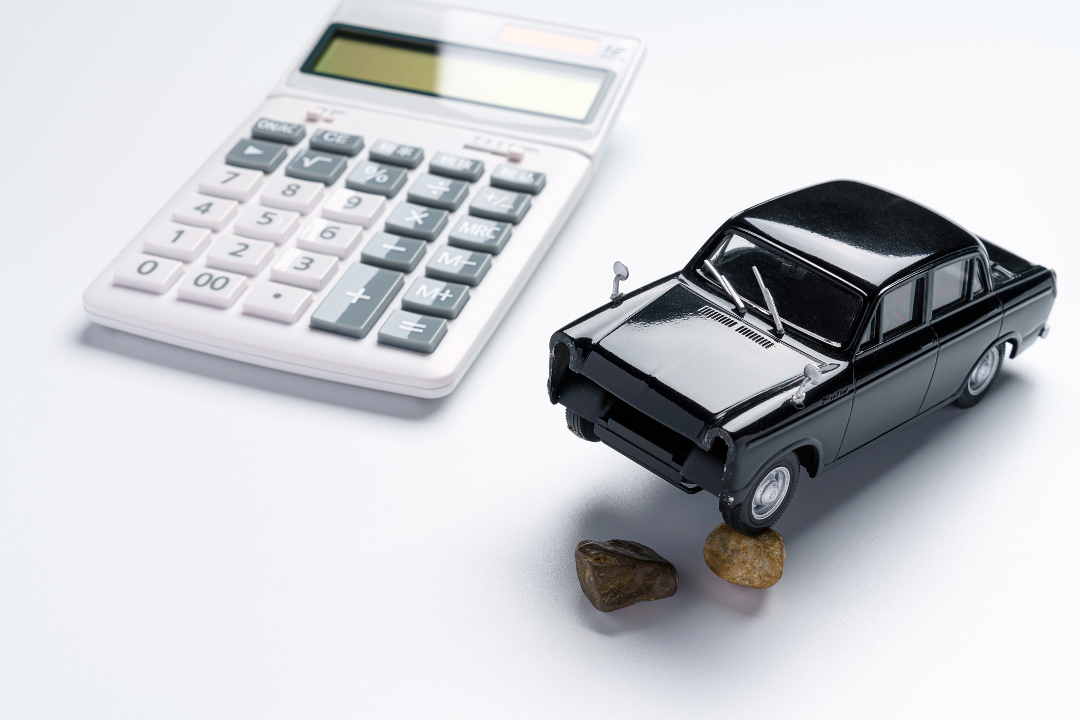 Model car next to calculator representing Lightstream auto loan reviews and budgeting