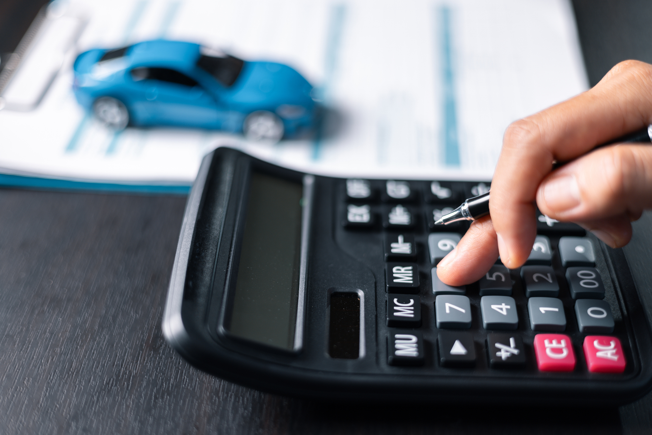 Auto loan refinance calculator being used to estimate monthly car loan payments and interest savings
