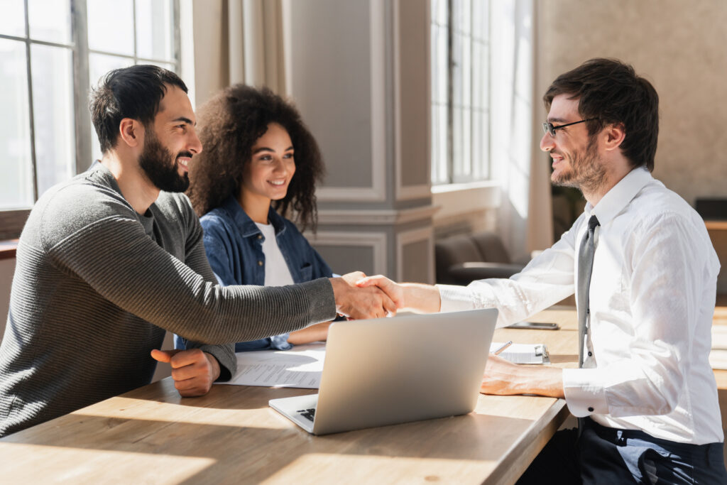 Borrower meeting with a loan representative while applying for a Happen Bank personal loan or debt consolidation loan.